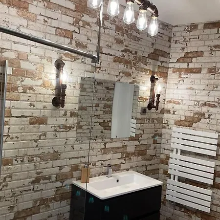 Newly Renovated 2 Rooms Apartment Downtown Nitra Exterior photo