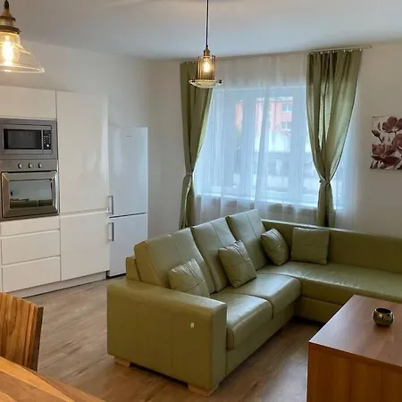 Newly Renovated 2 Rooms Apartment Downtown Nitra Exterior photo