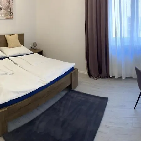 Newly Renovated 2 Rooms Apartment Downtown Nitra Exterior photo