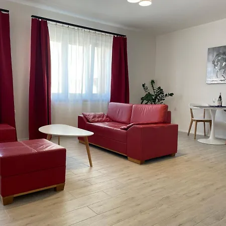 Newly Renovated 2 Rooms Apartment Downtown Nitra Exterior photo
