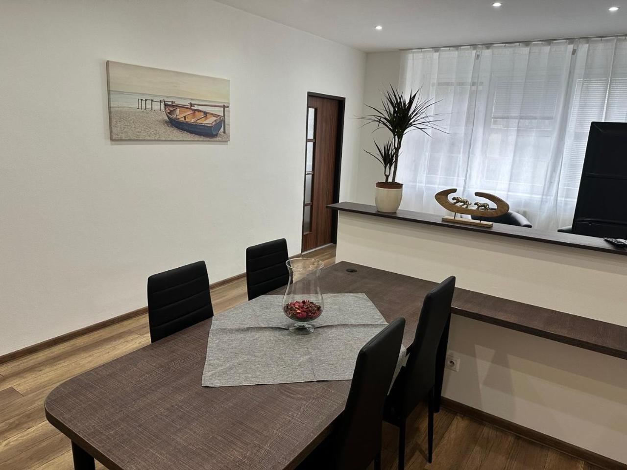 Newly Renovated 2 Downtown Apartment *
